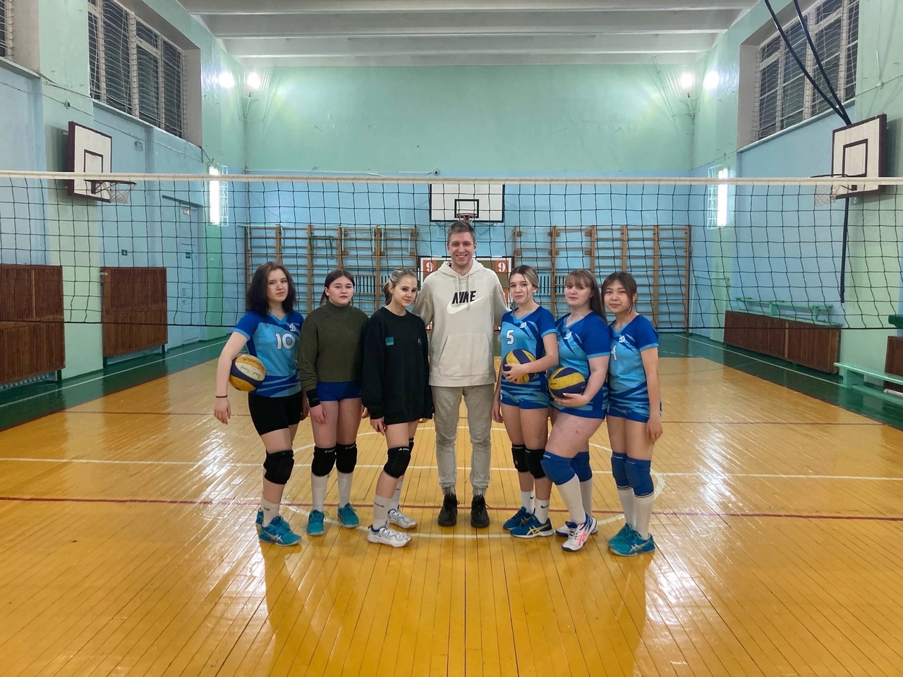 Поздравляем наших девочек с первым местом во Всероссийских соревнованиях по волейболу «Серебряный мяч».