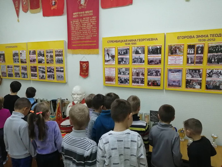 27 сентября в России отмечается общенациональный праздник — День воспитателя и всех дошкольных работников. Он был учреждён по инициативе ряда российских.